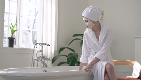 mujer con mascarilla preparándose para un baño relajante