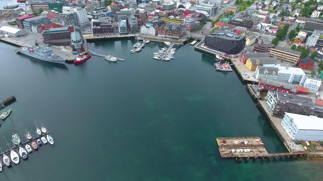 Filmato aereo di Tromsø, Norvegia. Tromsø è considerata la città più a nord del mondo con una popolazione superiore a 50.000 abitanti.