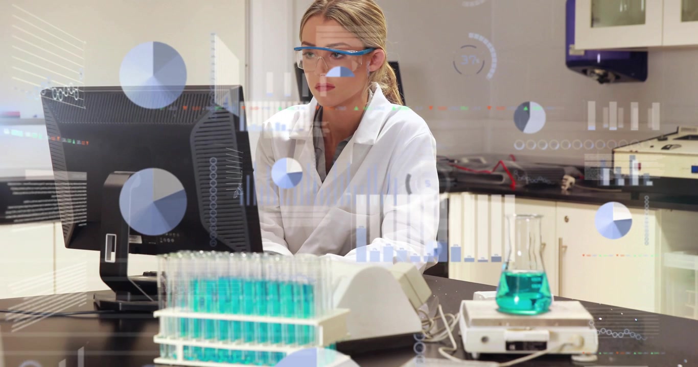 Scienziata di laboratorio che esamina il monitor, digita dati, generando grafici animati sopra le provette per l'analisi