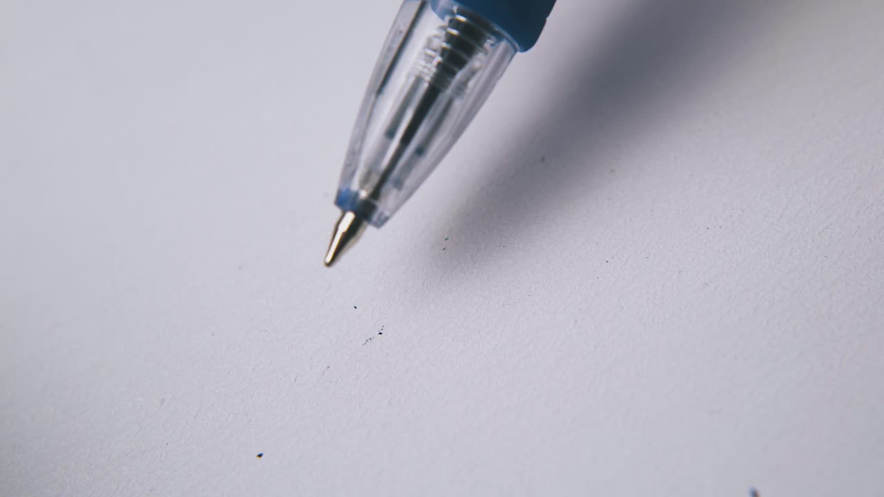 haciendo clic en la pluma por encima del papel blanco vacío vista muy cercana