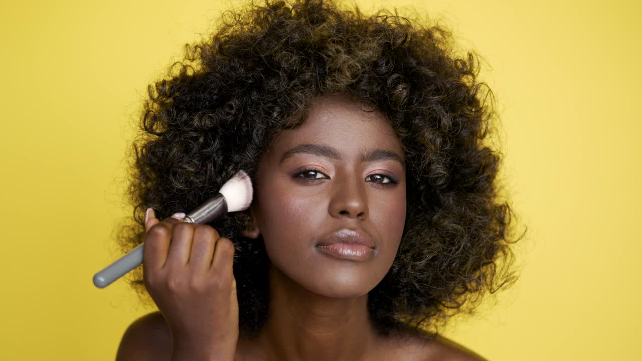 Kvinde påfører makeup