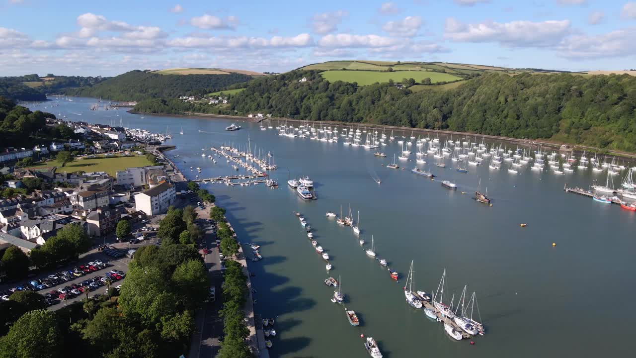 kingswear, devon w uk의 다트 강 상공, 녹색 해안 한가운데 강에 있는 많은 범선