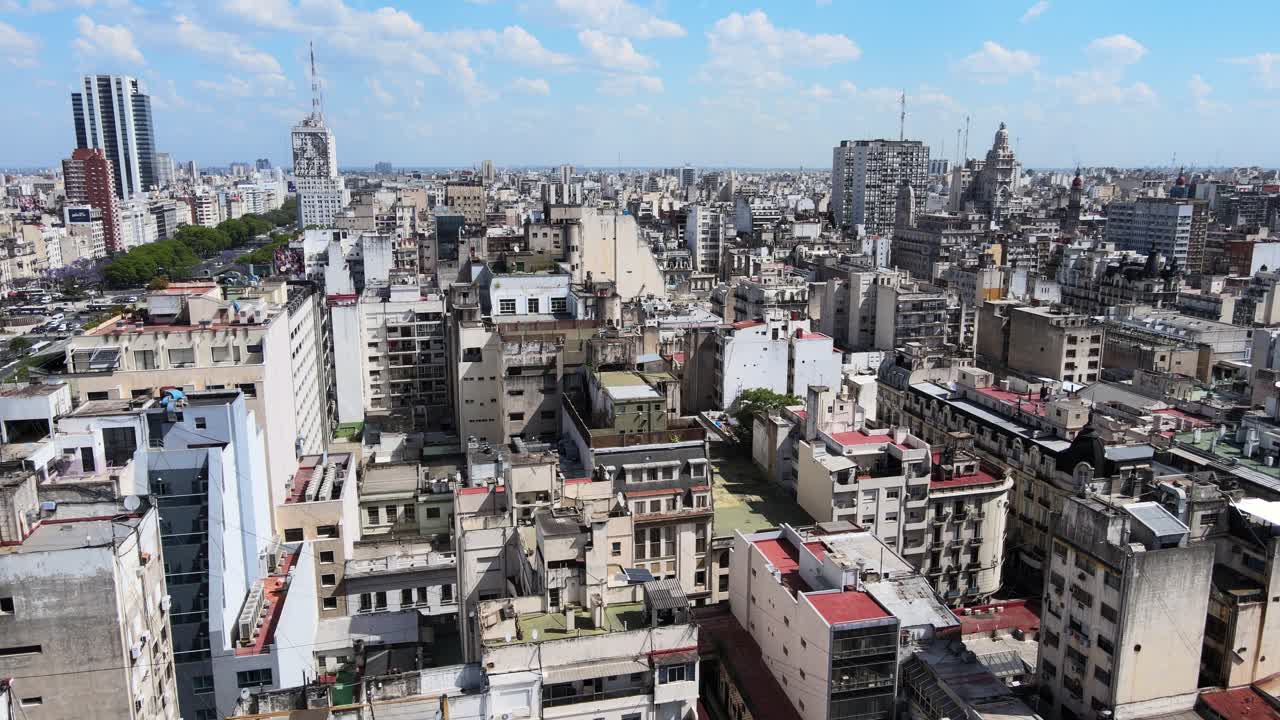 toma panorámica aérea que captura el denso paisaje urbano con una mezcla de arquitecturas modernas y antiguas y edificios altos y bajos en el centro de buenos aires, argentina