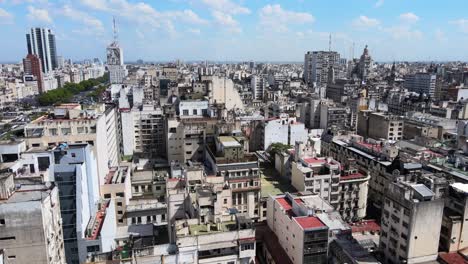 Toma-Panorámica-Aérea-Que-Captura-El-Denso-Paisaje-Urbano-Con-Una-Mezcla-De-Arquitecturas-Modernas-Y-Antiguas-Y-Edificios-Altos-Y-Bajos-En-El-Centro-De-Buenos-Aires,-Argentina