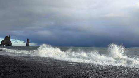 Wellen,-Die-Auf-Schwarzem-Sandstrand-Krachen