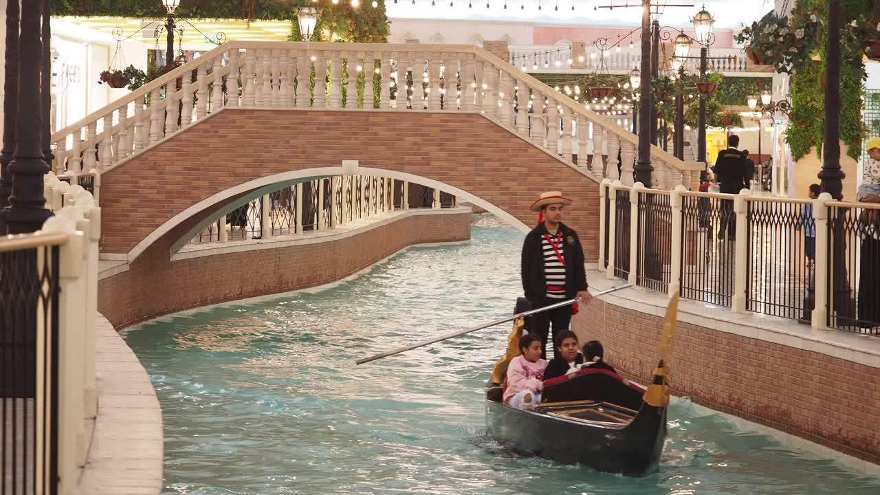 Giro in gondola in un centro commerciale
