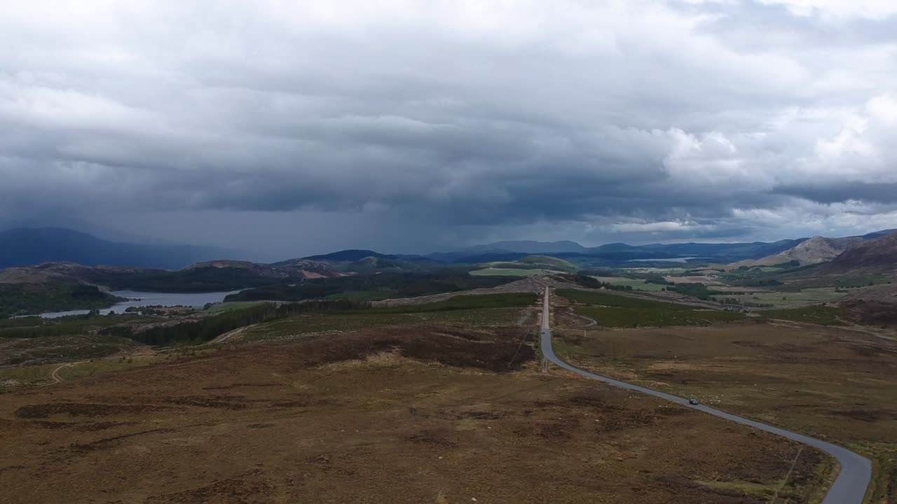 스카이섬 풍경의 틸트업 드론 샷
