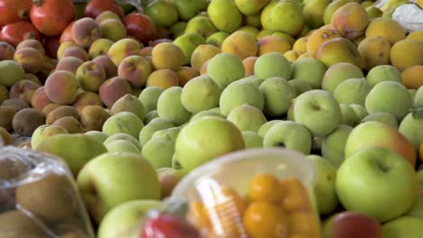 Variedad-De-Frutas-Para-La-Venta-En-El-Mercado-Rural-En-La-Zona-Andina-Del-Altiplano-Del-Ecuador