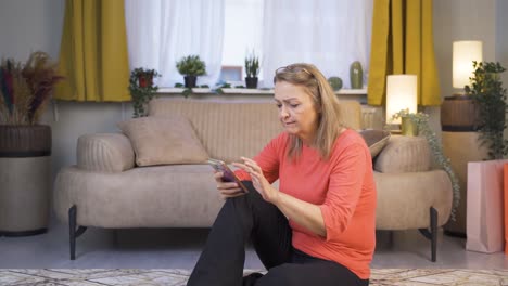 El-Teléfono-De-La-Mujer-Que-Habla-Por-Teléfono-Se-Queda-Sin-Carga.