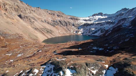 un avión no tripulado girando hacia la derecha en órbita en el lago azul en telluride, colorado.