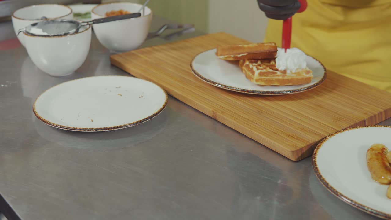 셰프가 위에 와플을 준비하고 있습니다.