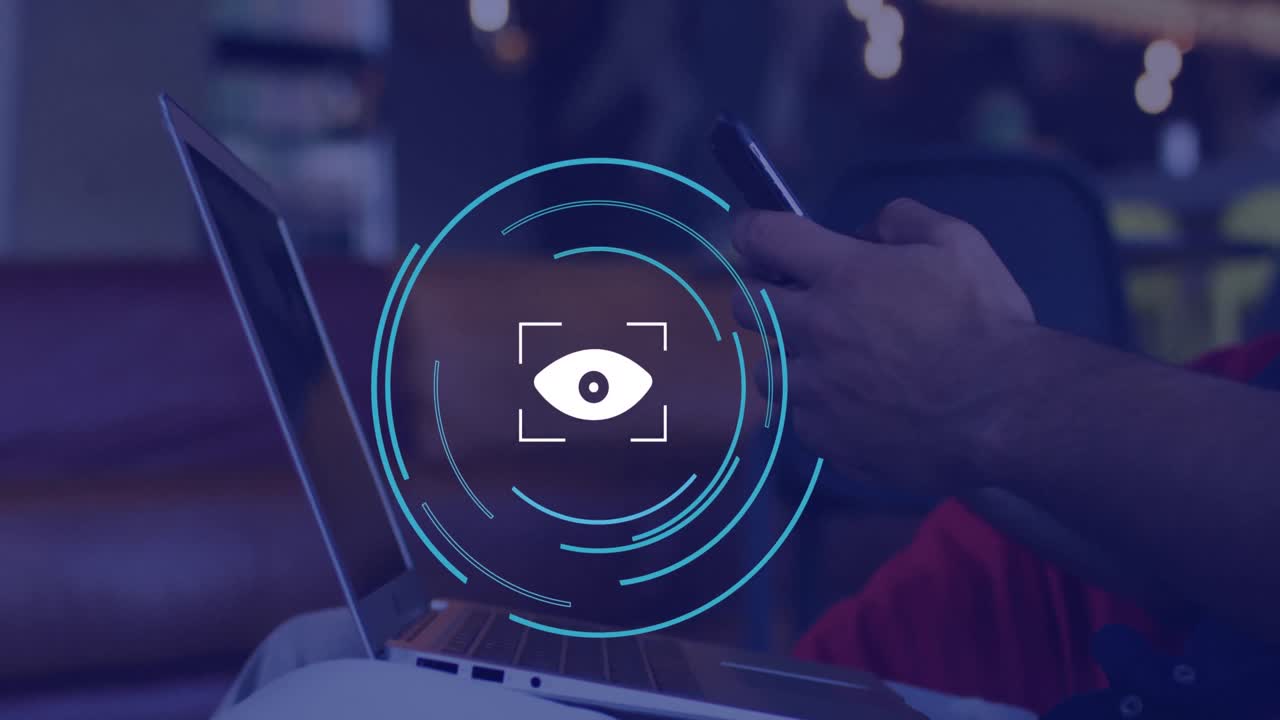 animación del icono del ojo sobre un hombre de negocios caucásico que usa un teléfono inteligente en la oficina