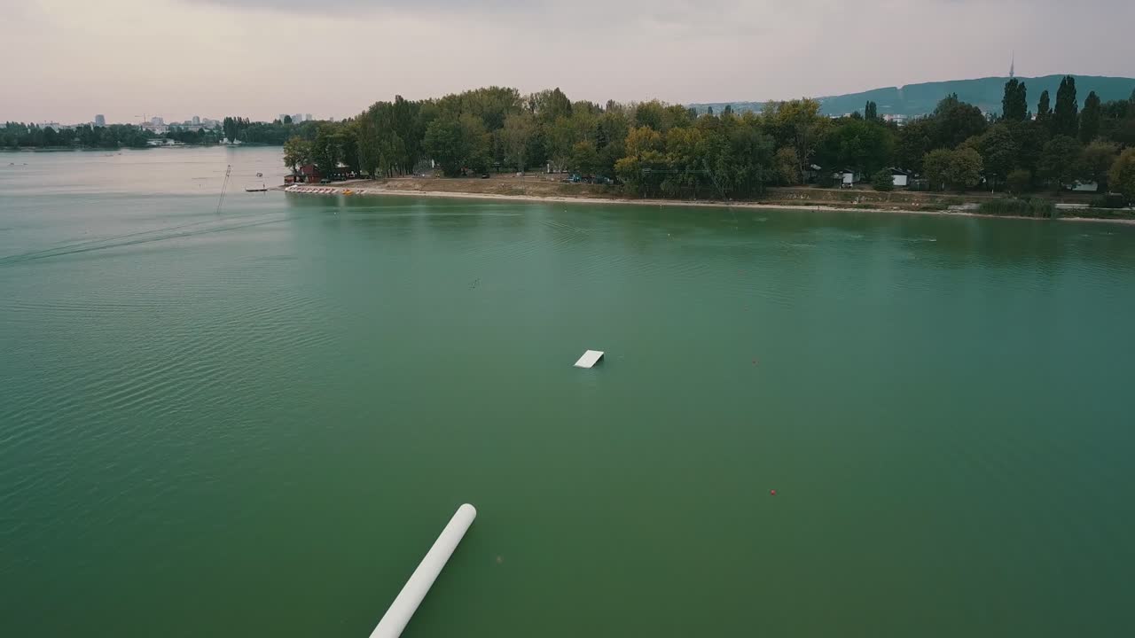 toma de drones del lago zlate piesky, bratislava, eslovaquia en un día nublado