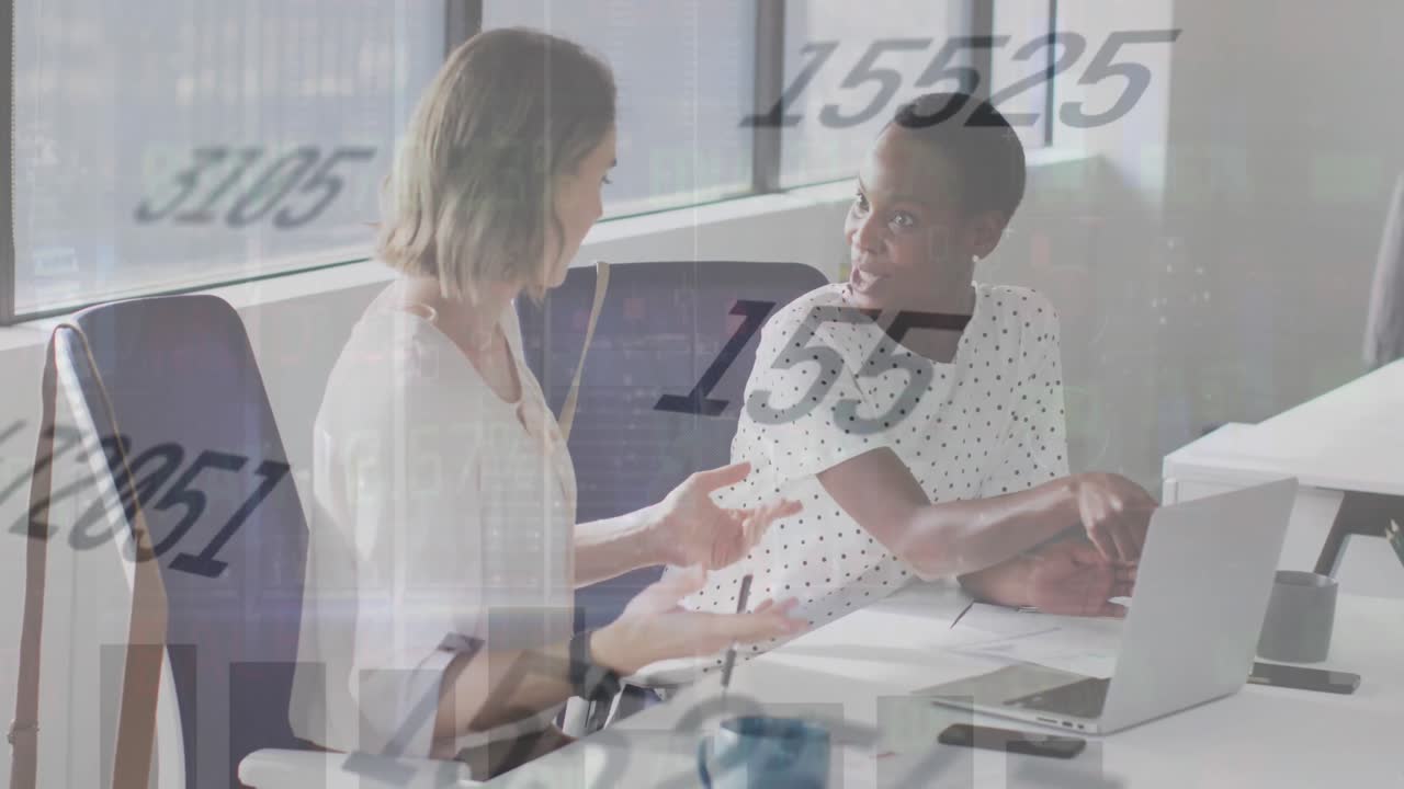 animación de números cambiantes y gráficos de barras sobre dos mujeres diversas discutiendo en la oficina