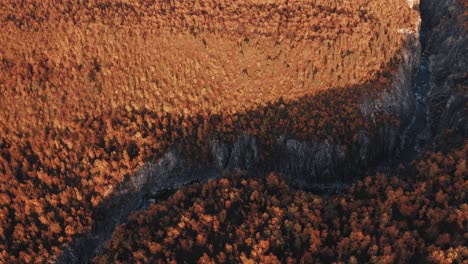 Vista-Aérea-Del-Cañón-De-Silfar-Y-El-Valle-De-Borselvdalen-Que-Lo-Rodea