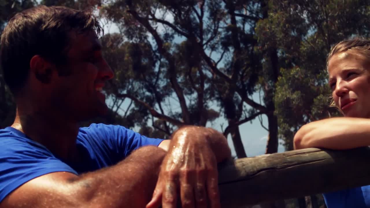 나무 바 에 서서 이야기 하는 미소 짓는 부부