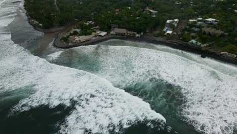 Vogelperspektive-Absteigender-Schuss,-Malerischer-Blick-Auf-Den-Bitcoin-Strand-In-El-Salvador,-Mexiko,-Wellen-Am-Ufer-Im-Hintergrund