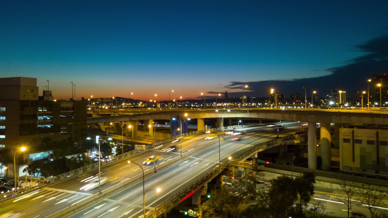 해가 지는 밤, 빛나는 타이베이 시 교통, 도로 교차로, 공중 파노라마, 4k 타임스, 타이완