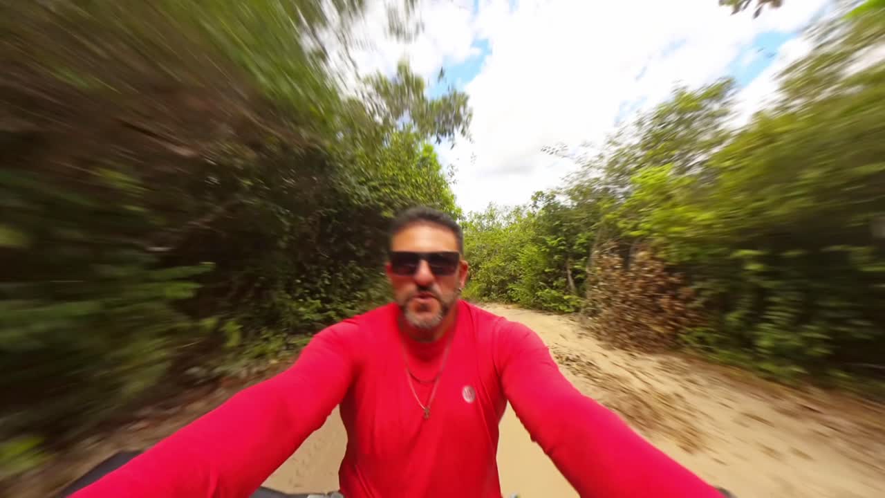 Viaggio avventura a Jericoacoara: alla guida di un fuoristrada rosso sulla sabbia