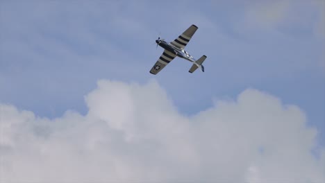 El-Caza-Monoplaza-Norteamericano-P-51-Mustang-Realiza-Acrobacias-Aéreas