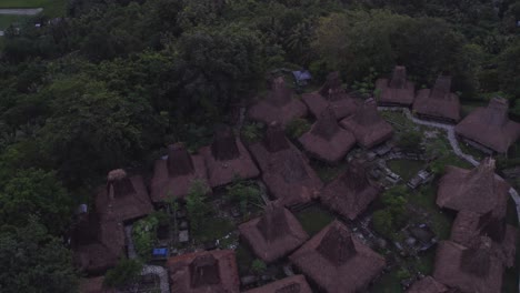 Vista-De-Drones-Del-Pueblo-Tradicional-En-Sumba-Durante-El-Amanecer,-Antena