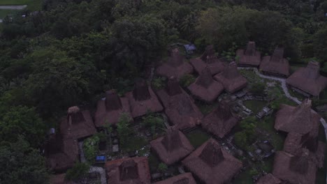vista desde un avión no tripulado de la aldea tradicional en sumba durante el amanecer, aérea