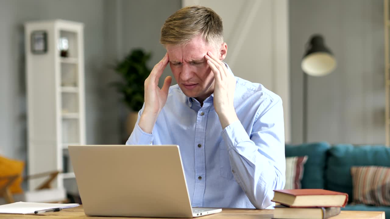 dolor de cabeza, hombre de negocios en tensión en el trabajo