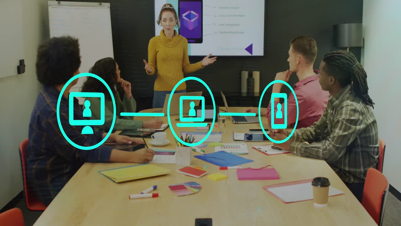 animación de diagrama de flujo de iconos sobre diversas gerentes femeninas explicando la estrategia a los compañeros de trabajo
