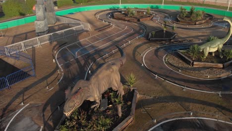 hermosas vistas aéreas de dinosaurios a escala real en el parque de atracciones, turismo de vacaciones para ir con niños y familia, tiranosaurio y braquiosaurio