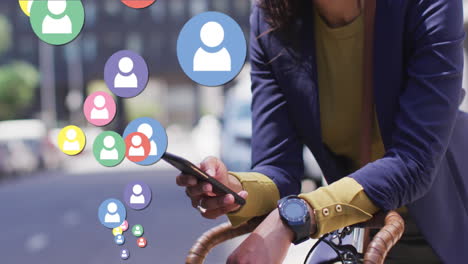 múltiples iconos de perfil flotando contra una mujer con bicicleta usando un teléfono inteligente