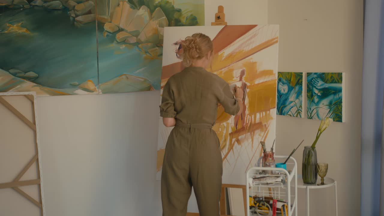 스튜디오에서 그림 그리는 예술가