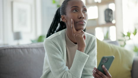 Mujer-Negra,-Teléfono-Inteligente-Y-Pensando-En-El-Sofá