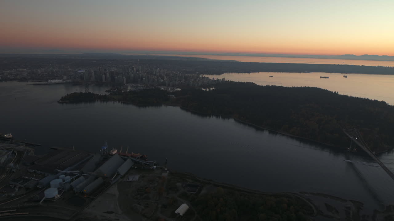 toma aérea amplia del centro de vancouver y stanley park desde la costa norte, al anochecer