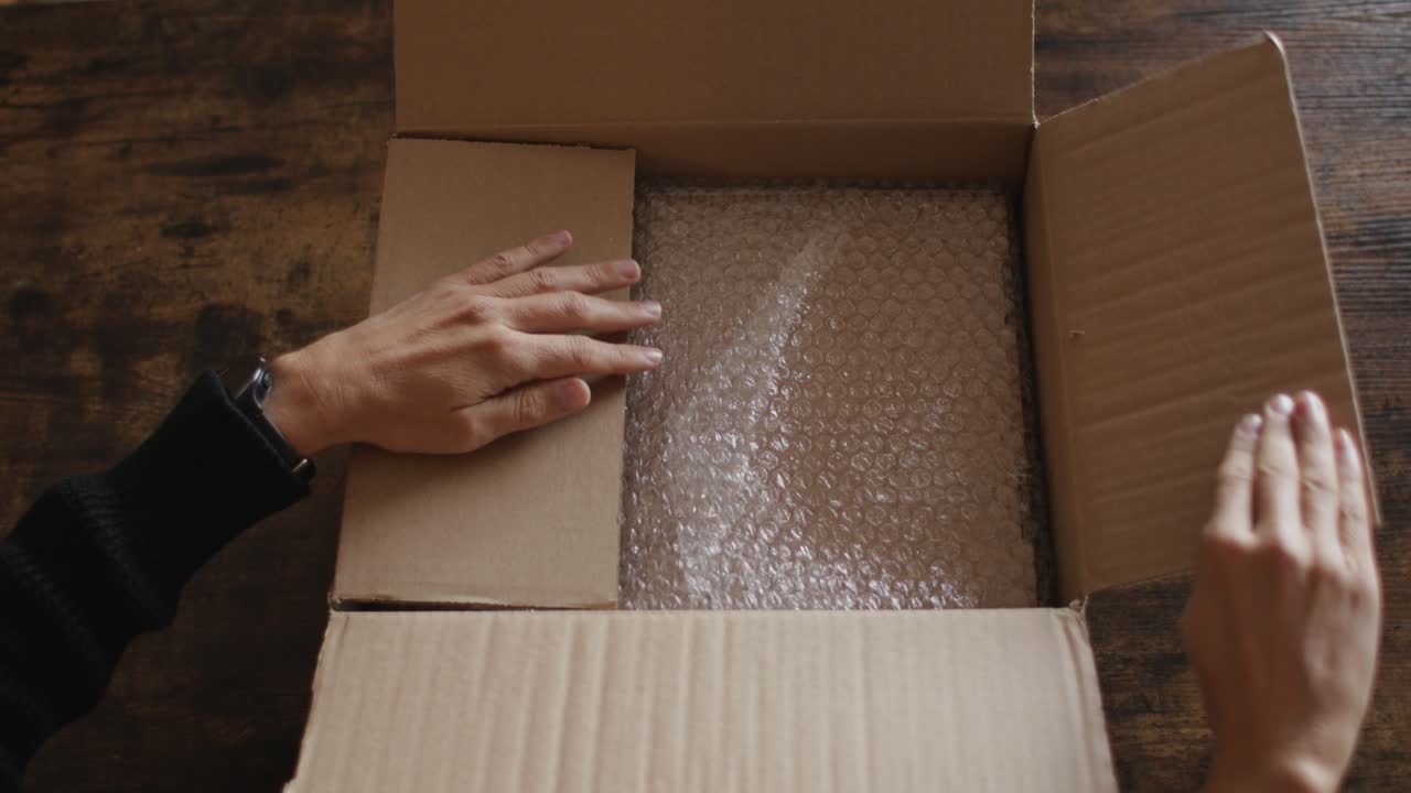 상자를 열고 있는 남자