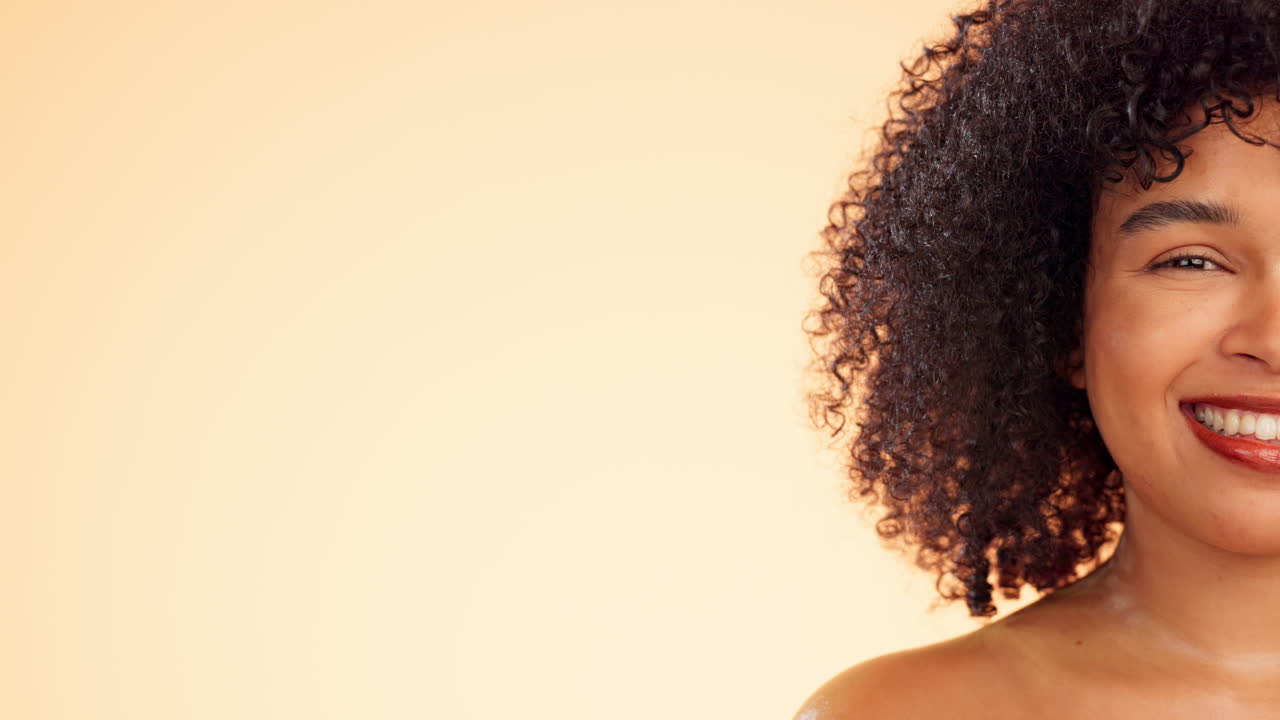 mitad de cara, mujer y retrato de belleza en maqueta