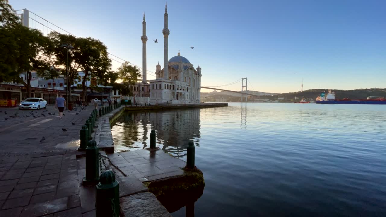 estambul la ciudad de los sueños. ortakoy distict y vista del bósforo.