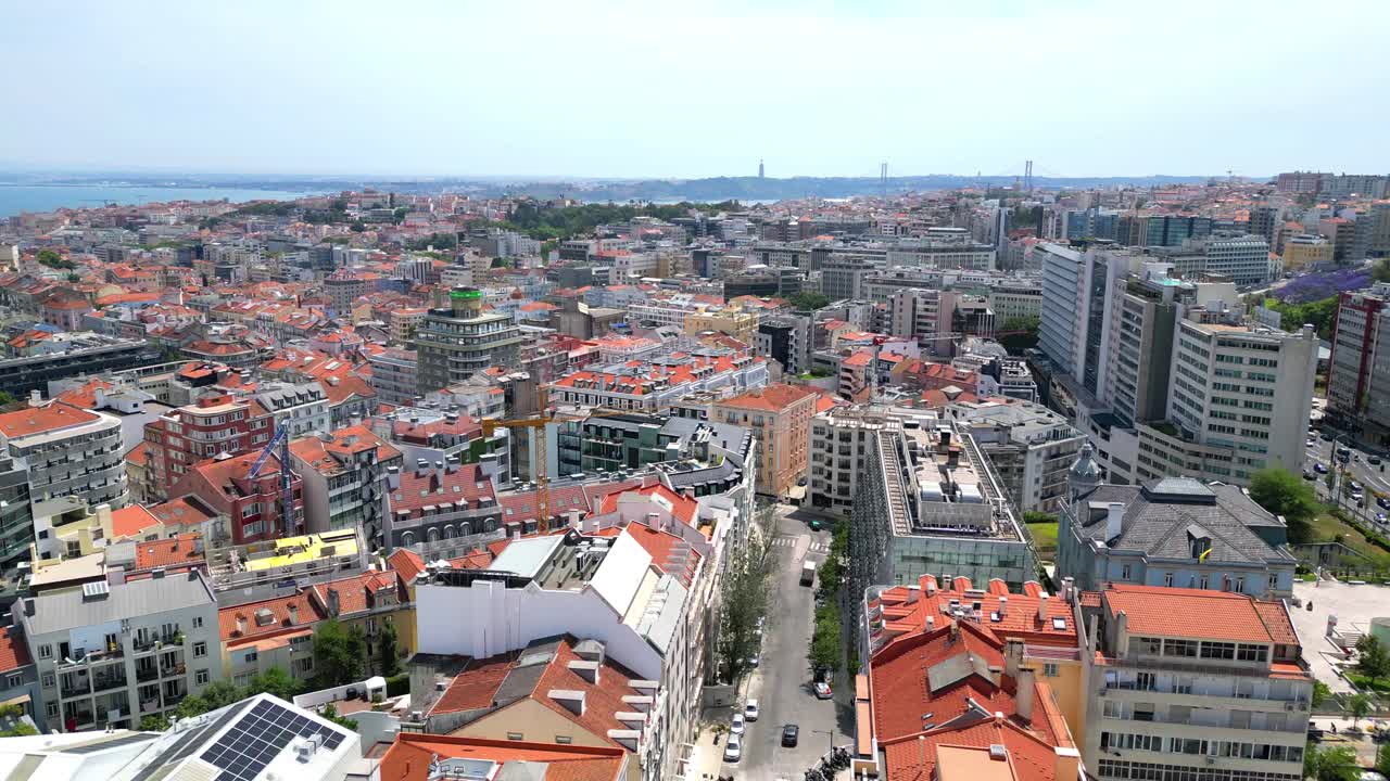 Volando sopra la città di Lisbona dove possiamo vedere edifici con pannelli solari sul tetto, Lisbona, Portogallo