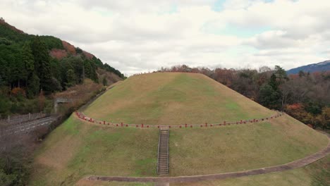 vuelo aéreo de drones kofun tumbas megalíticas de mozu paisaje en osaka japón