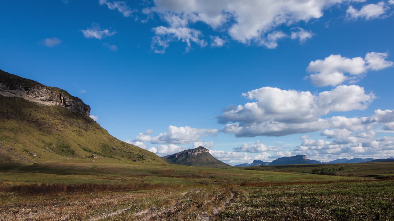 timelapse de gerais do viera campo y montañas en un día soleado, chapada diamantina, bahía, brasil