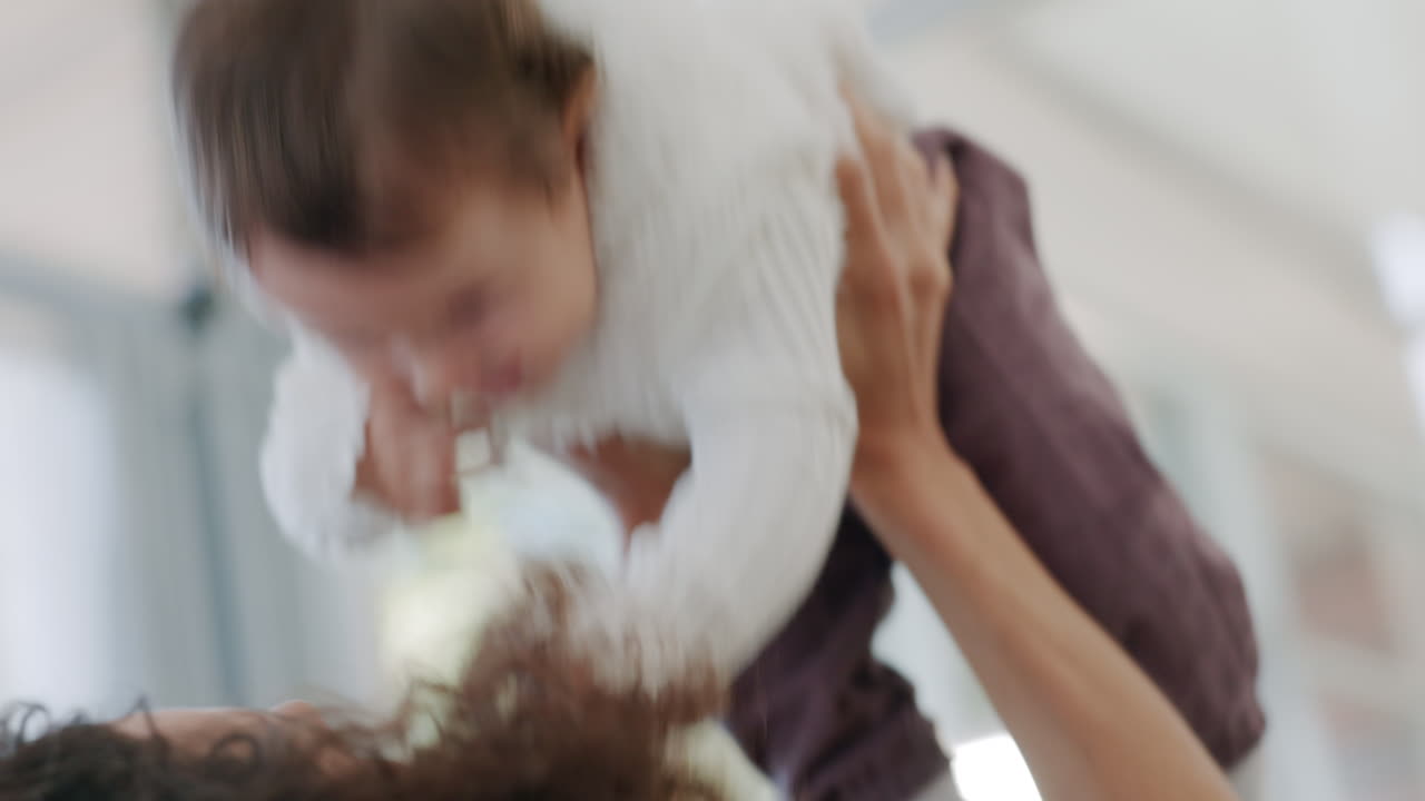 아기 가 공중 에서 들려 있는 것