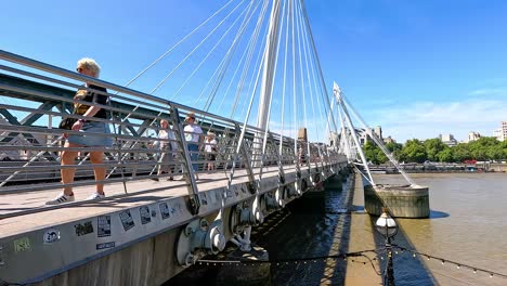 gente caminando por el puente hungerford en londres