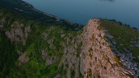 Eine-Nahaufnahme-Des-Berggipfels-In-Strytinden,-Norwegen