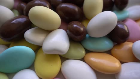 montar deliciosas y coloridas almendras de chocolate 06