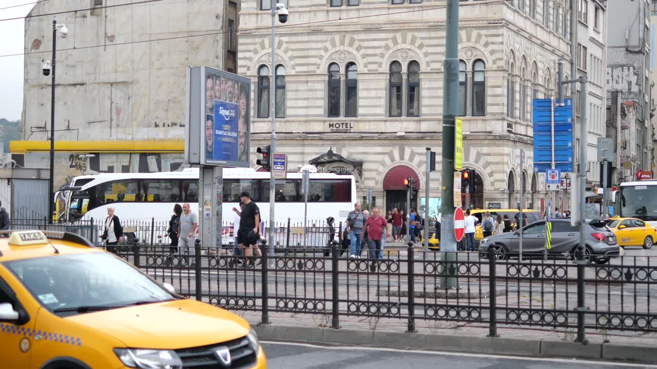 이스탄불의 바쁜 거리 장면