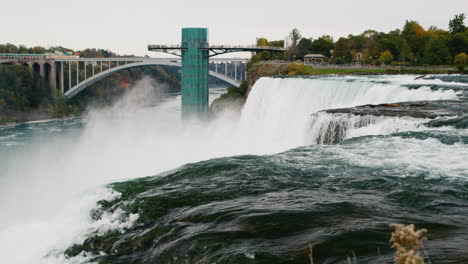 el lado americano de las cataratas del niágara, en la distancia se pueden ver los edificios de la plataforma de observación y la infraestructura de entretenimiento.