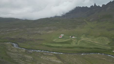 Impresionantes-Picos-Montañosos-Irregulares-Y-Brumosos-En-Los-Fiordos-Del-Norte-De-Islandia