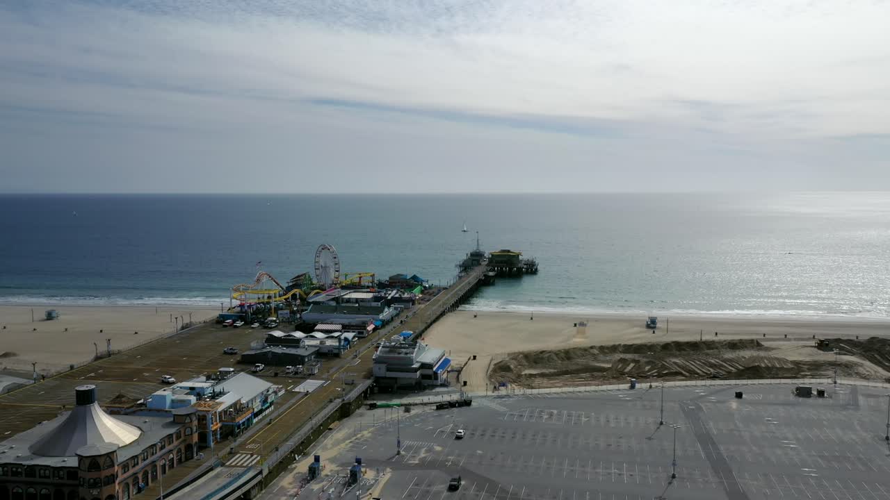 미국 캘리포니아의 광대한 수경의 경치를 감상할 수 있는 산타모니카의 저명한 부두 및 레크리에이션 카니발 공원