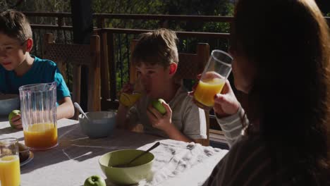 familia desayunando juntos al aire libre