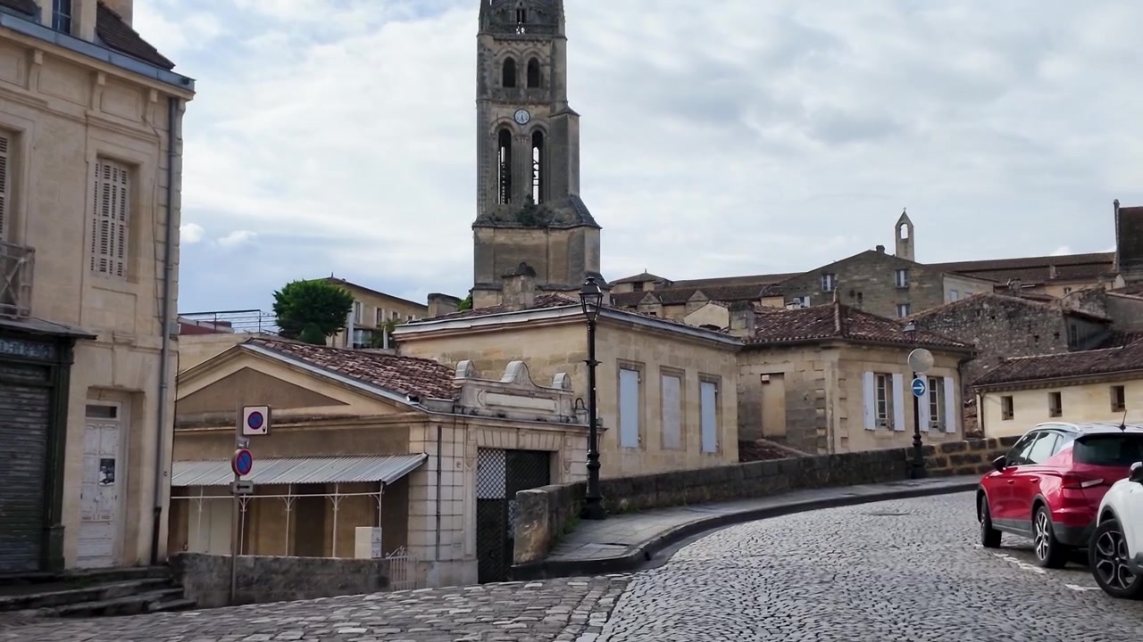 Un'ampia panoramica rivela edifici storici in pietra calcarea e strade acciottolate a Saint Emilion