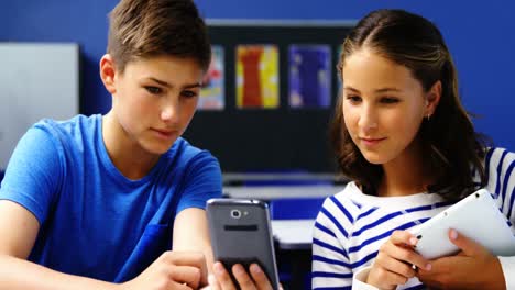 Schüler-Nutzen-Digitale-Tablets-Und-Mobiltelefone-Im-Klassenzimmer